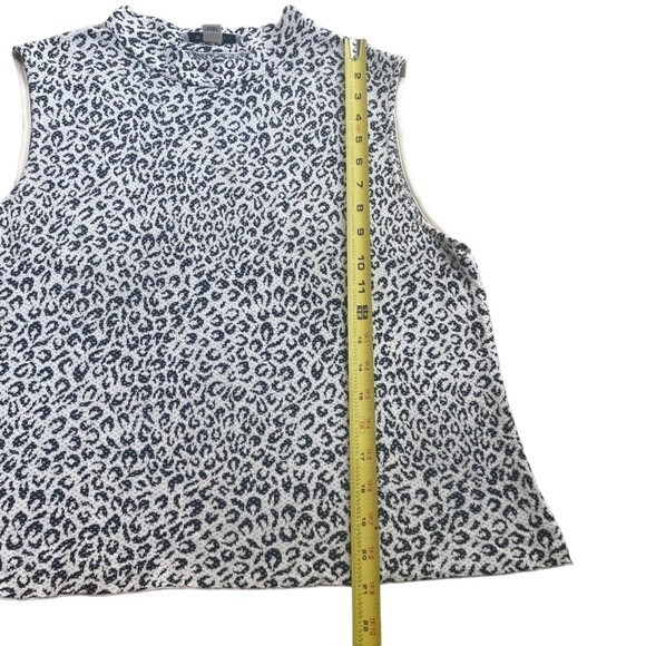 St. John Women’s L Mock Neck Sleeveless Shell Top White Snow Leopard Cheetah - Picture 6 of 7